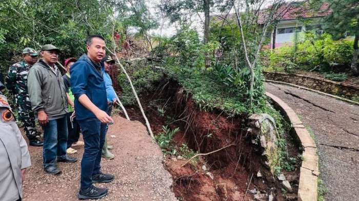 Tinjau korban gempa bandung bey machmudin warga butuh tenda wc portabel