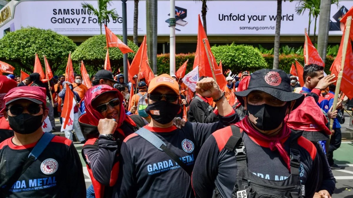 Dunia hari ini qantas dijatuhi denda karena perlakuan ilegal terhadap pekerja