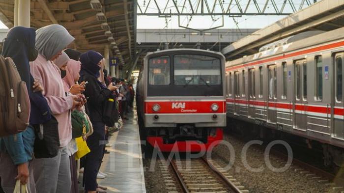 Mengkaji ulang rencana subsidi krl berbasis nik