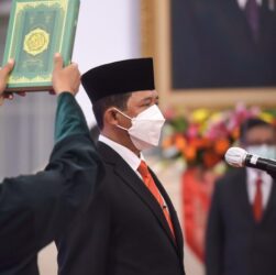 Momen jokowi lantik mensos dan kepala bnpt baru