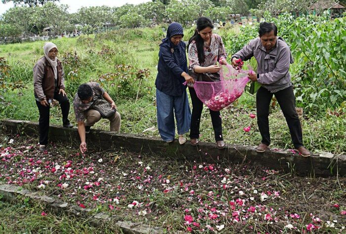 Momen khidmat megawati ziarah di makam korban pengepungan leningrad