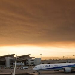 Bandara di california dilalap api kebakaran hutan