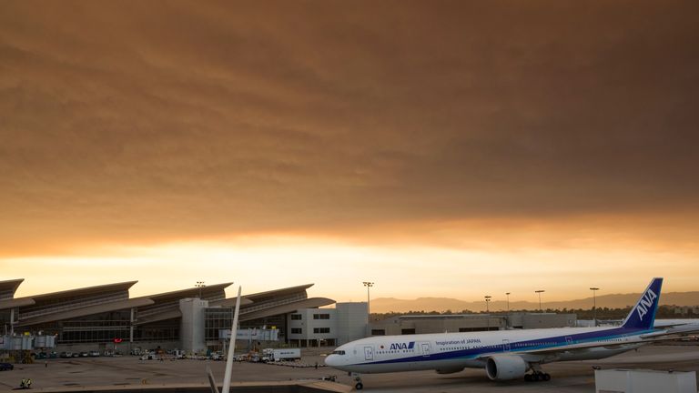 Bandara di california dilalap api kebakaran hutan