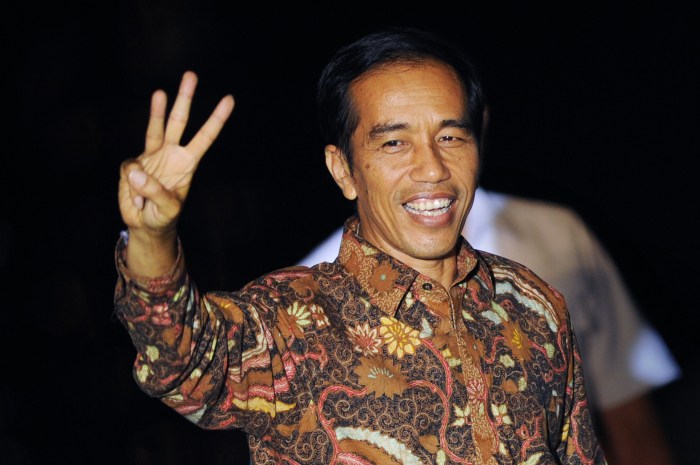 Bak berbalas pantun perdebatan hasto vs grace soal politik jokowi