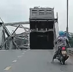 Jembatan di vietnam putus dihantam topan yagi