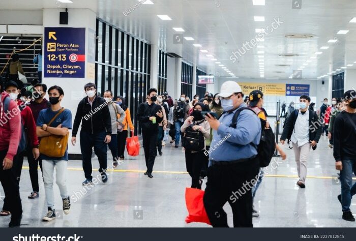 Viral padatnya stasiun duri picu penumpang krl saling teriak kci minta maaf