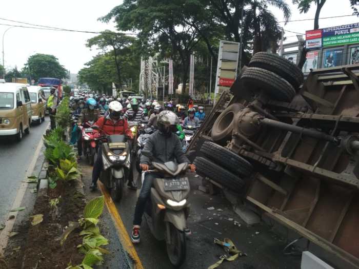 MEDAN CENTER PEDIA - Truk Tabrak Tangerang