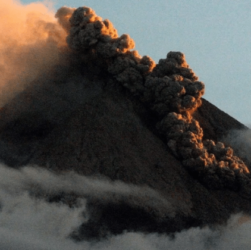 BAZOKABET - Gunung Lewotobi di Nusa Tenggara Timur: Aktivitas Vulkanik Terbaru