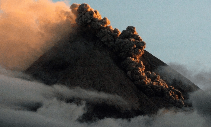 BAZOKABET - Gunung Lewotobi di Nusa Tenggara Timur: Aktivitas Vulkanik Terbaru